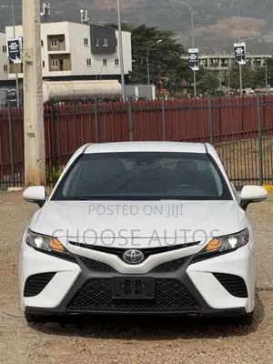 Toyota Camry SE (2.5L 4cyl 8A) 2019 White
