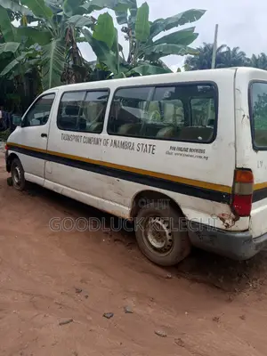 Toyota HiAce 2000 White