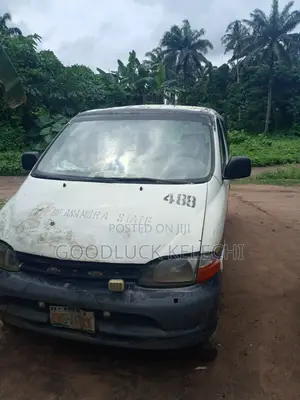 Toyota HiAce 2000 White