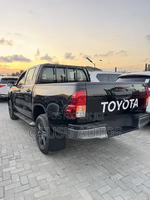 New Toyota Hilux SR5+ 2026 Black