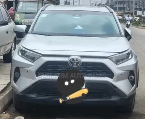 Toyota RAV4 XLE 2022 Silver