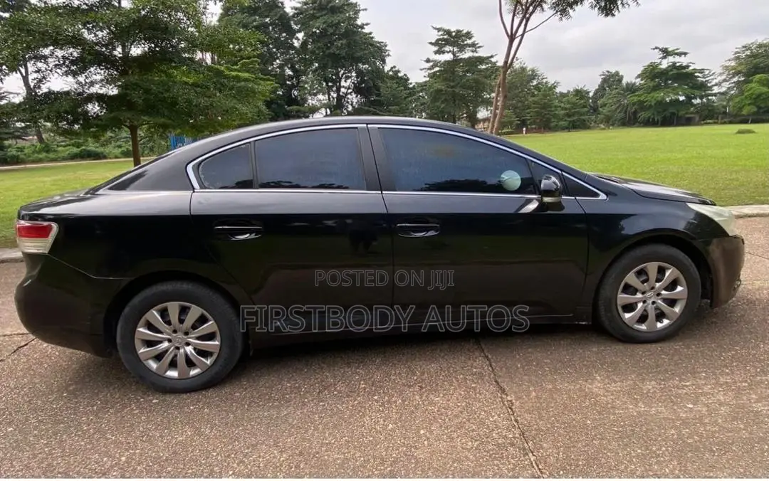 Toyota Avensis 2012 Black