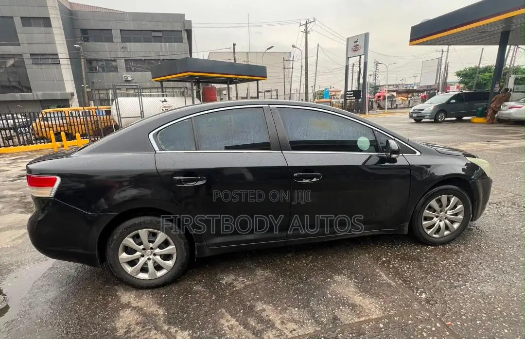 Toyota Avensis 2012 Black