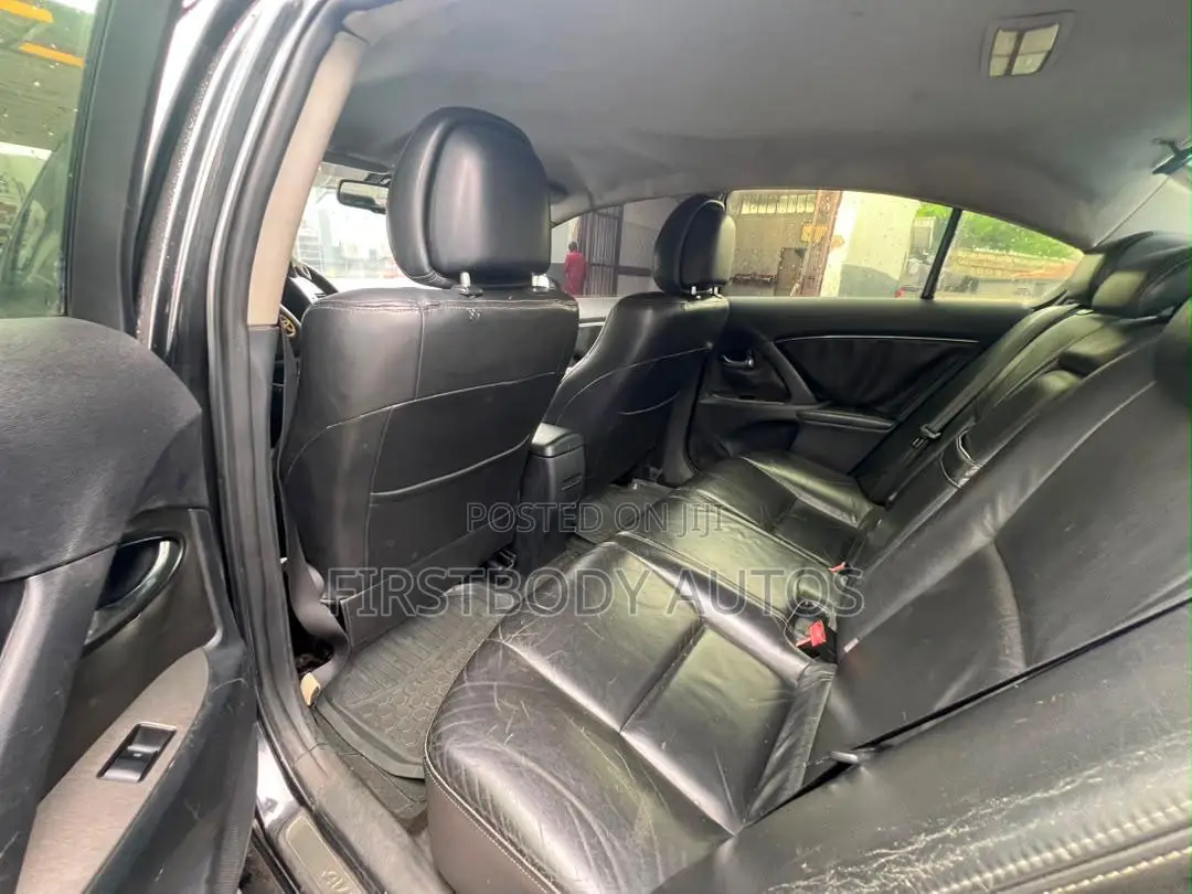 Toyota Avensis 2012 Black