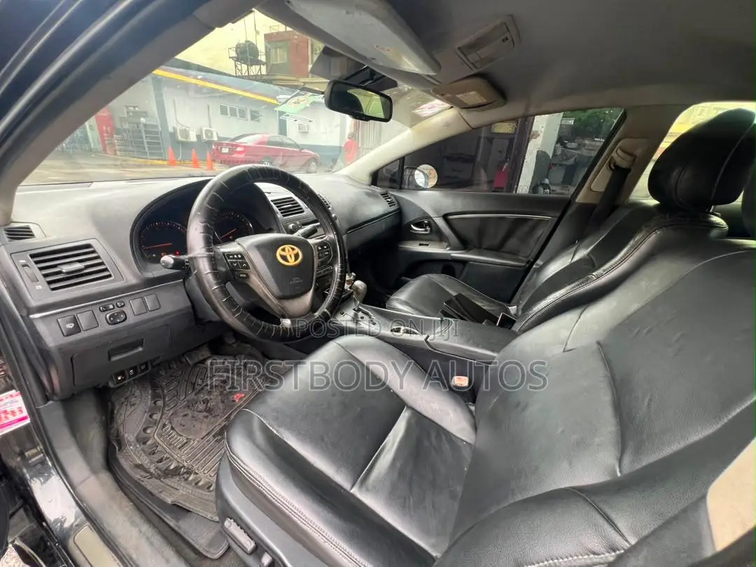 Toyota Avensis 2012 Black