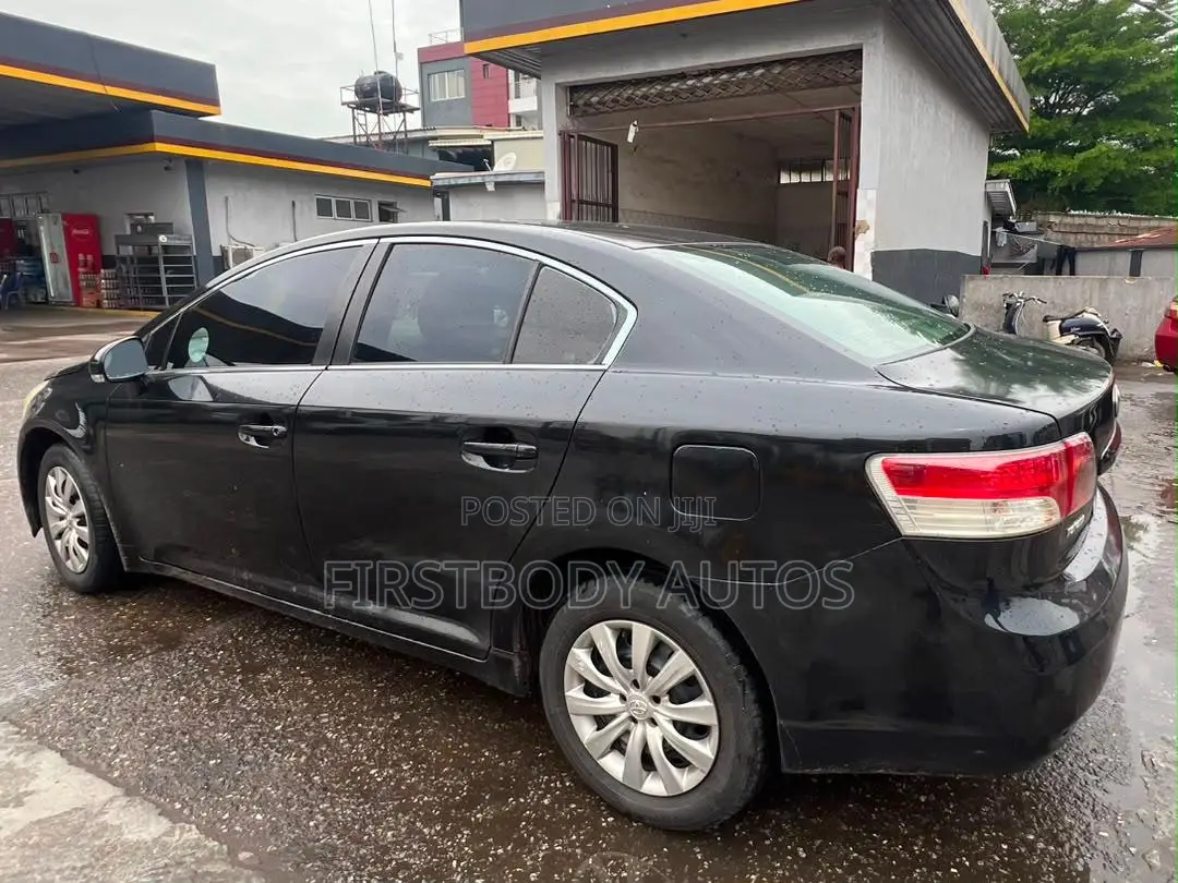 Toyota Avensis 2012 Black