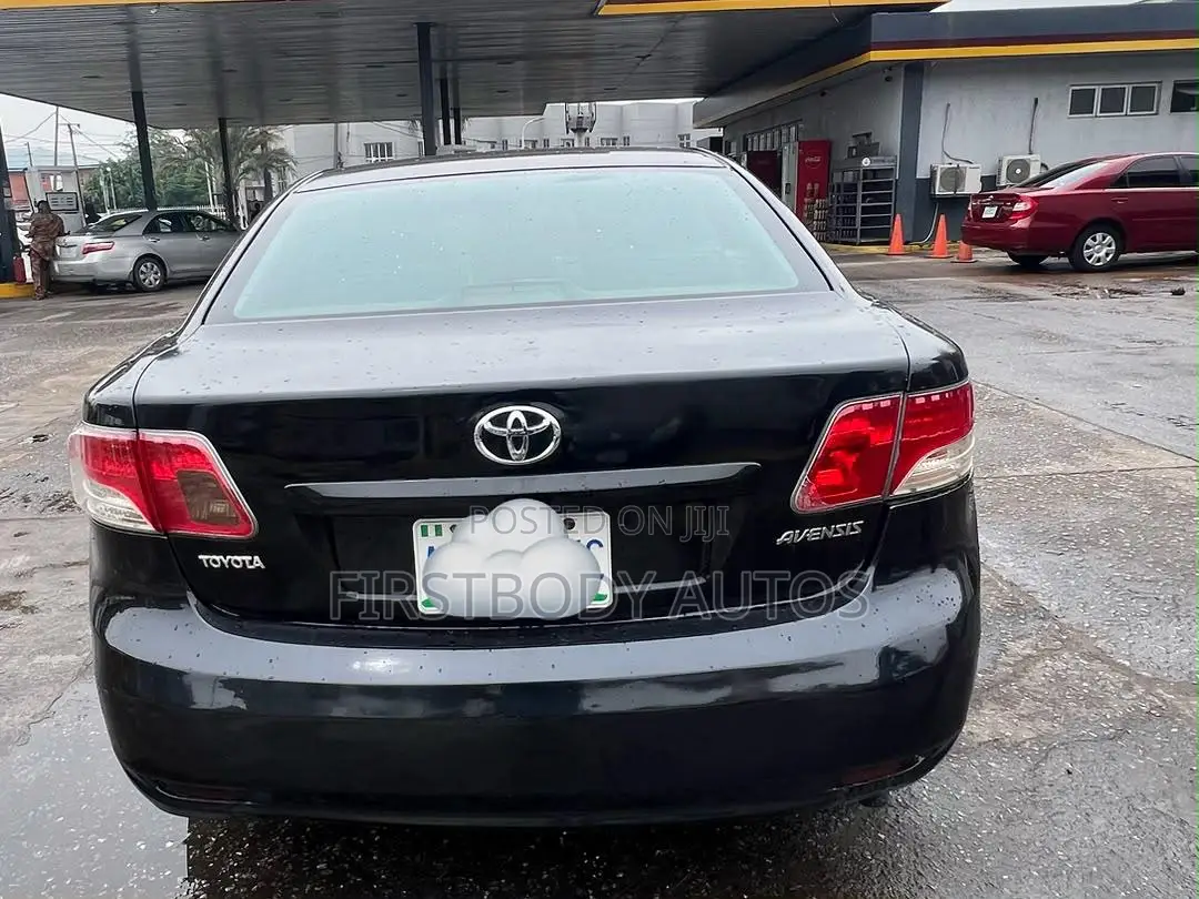 Toyota Avensis 2012 Black