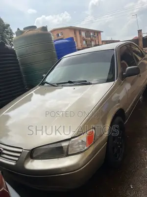 Toyota Camry 2000 Gold