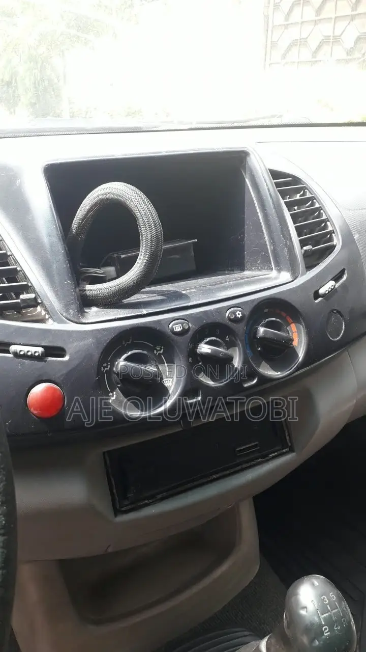 Mitsubishi L200 2011 White