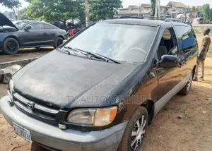 Toyota Sienna 2000 Black