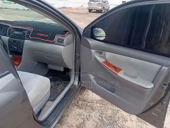 Toyota Corolla LE 2005 Gray