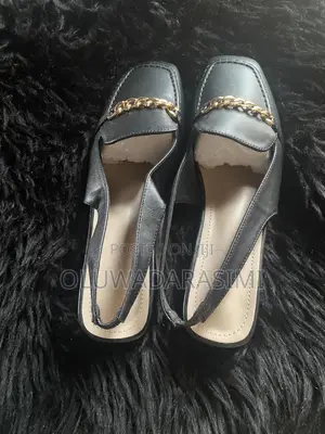 Brand New Black Ladies Flat Shoes With Gold Chain Detail_SHEIN