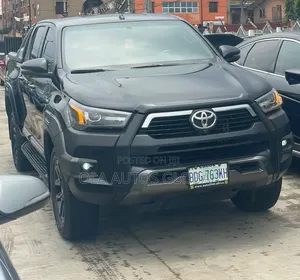 Toyota Hilux 2025 Black