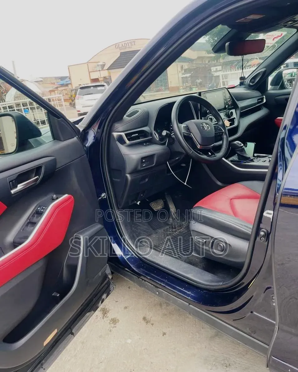 Toyota Highlander XSE 2022 Blue