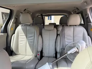 Toyota Sienna 2011 Red