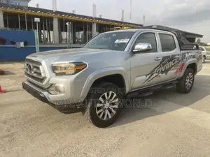 Toyota Tacoma 2023 Silver