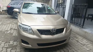 Toyota Corolla LE 4dr Sedan (1.8L 4cyl CVT) 2015 Gold