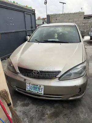 Toyota Camry LE V6 4dr Sedan (3.0L 6cyl 5A) 2004 Gold