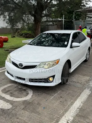 Toyota Camry SE 4dr Sedan (2.5L 4cyl 6A) 2014 White