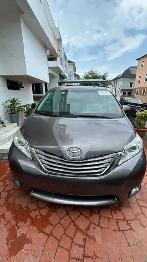 Toyota Sienna XLE 8-Passenger 4dr Minivan (3.5L 6cyl 6A) 2014 Gray