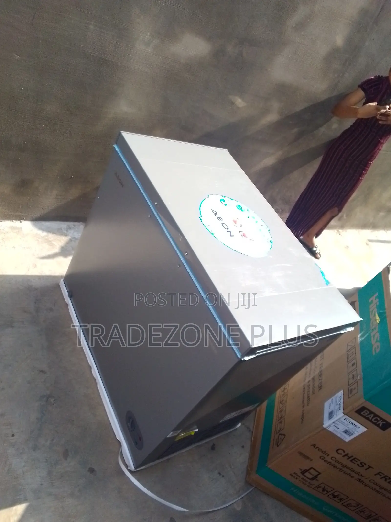 Aeon Chest Freezer 200L for Household Convenience