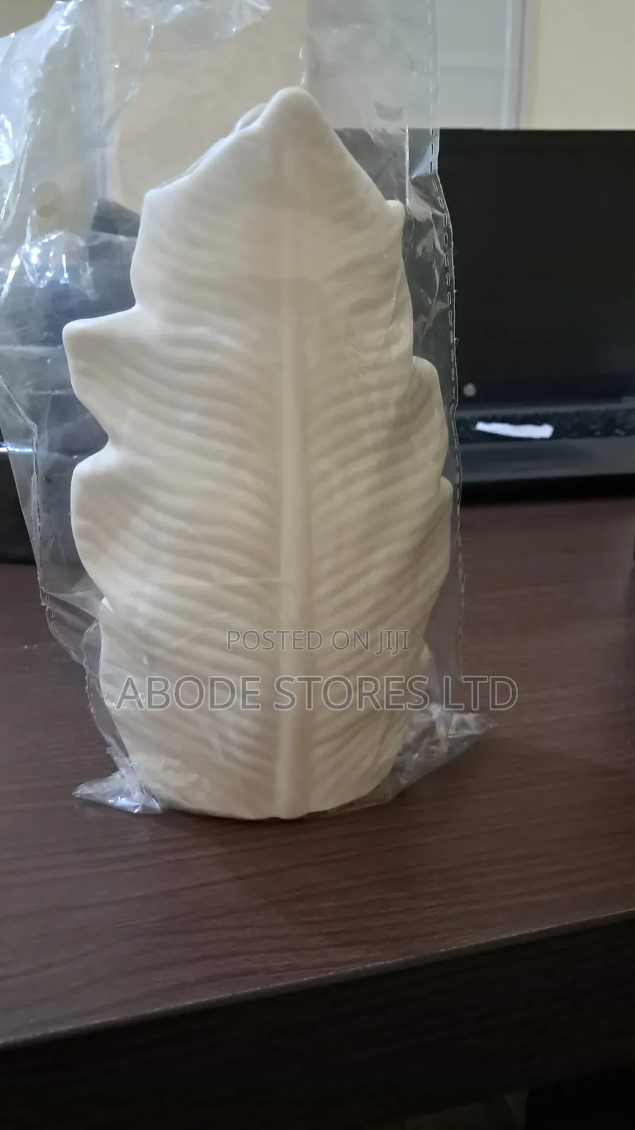 Small Leaf Shaped Plastic Decorative Flower Vase