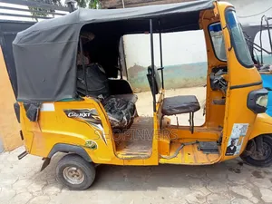 Piaggio 2021 Yellow