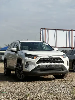 Toyota RAV4 LE 2021 White
