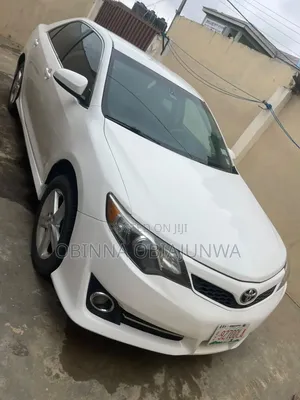 Toyota Camry SE 4dr Sedan (2.5L 4cyl 6A) 2012 White