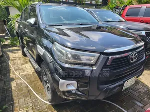 Toyota Hilux SR 4x4 2016 Black