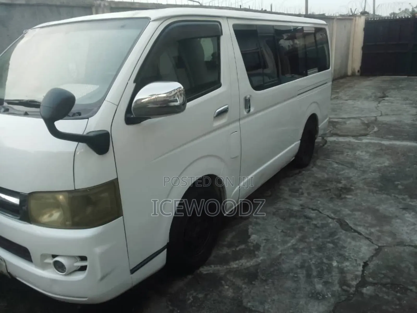Toyota HiAce 2000 White