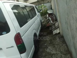 Toyota HiAce 2000 White