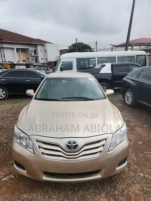 Toyota Camry SE 4dr Sedan (2.5L 4cyl 6AM) 2010 Gold