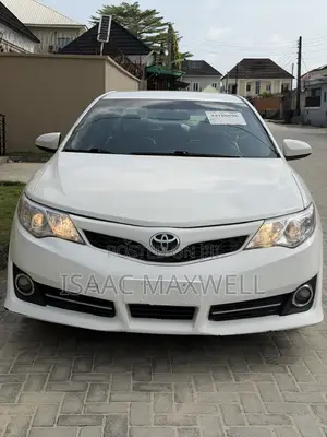 Toyota Camry SE 4dr Sedan (2.5L 4cyl 6A) 2014 White