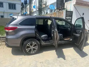 Toyota Highlander LE 2019 Gray