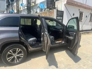 Toyota Highlander LE 2019 Gray