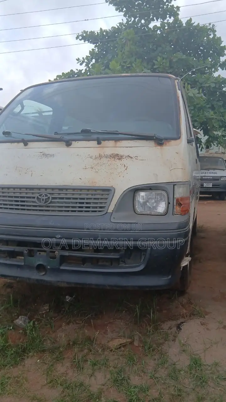 Toyota HiAce 1998 White