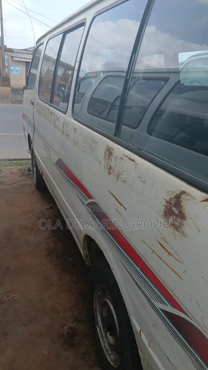 Toyota HiAce 1998 White