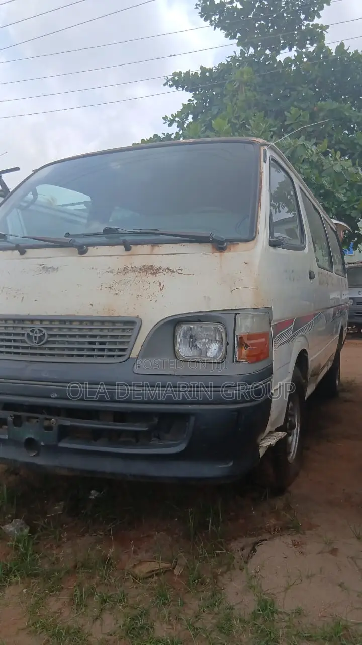 Toyota HiAce 1998 White