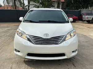 Toyota Sienna XLE 8 Passenger (3.5L 6cyl 6A) 2016 White