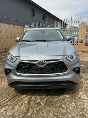 Toyota Highlander XLE 2022 Silver