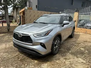 Toyota Highlander XLE 2022 Silver