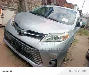 Toyota Sienna 2019 Silver