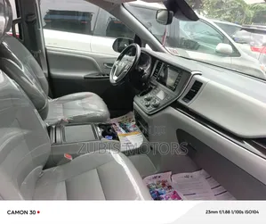 Toyota Sienna 2019 Silver