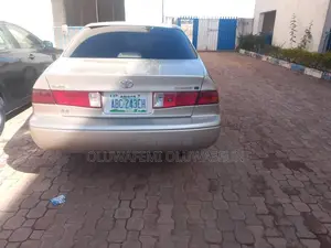 Toyota Camry LE 4dr Sedan (2.4L 4cyl 5M) 2002 Gold