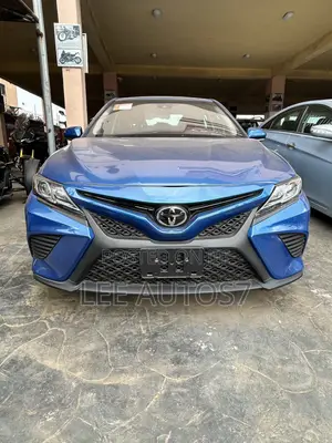 Toyota Camry SE FWD (2.5L 4cyl 8AM) 2018 Blue