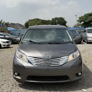 Toyota Sienna XLE Premium 8-Passenger 4dr Minivan (3.5L 6cyl 6A) 2015 Gray