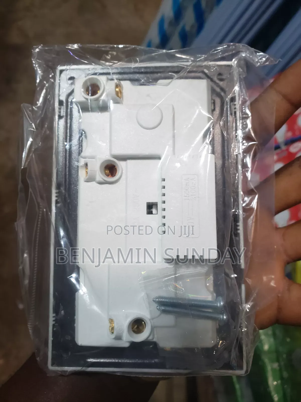 Double Universal Switched Wall Socket With USB and Tap C
