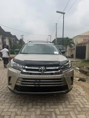 Toyota Highlander XLE 4dr SUV (3.5L 6cyl 6A) 2015 Gold
