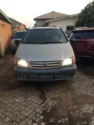 Toyota Sienna LE 2002 Gold